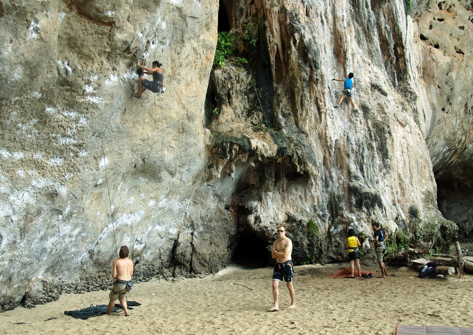 Grimper au-dessus de la plage à Railay