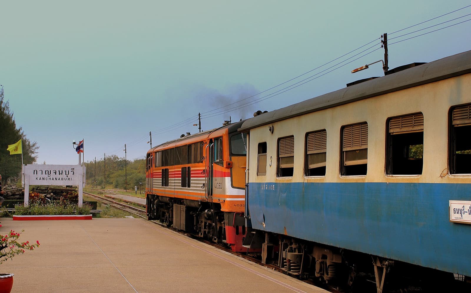 Un train traversant la campagne thaïlandaise