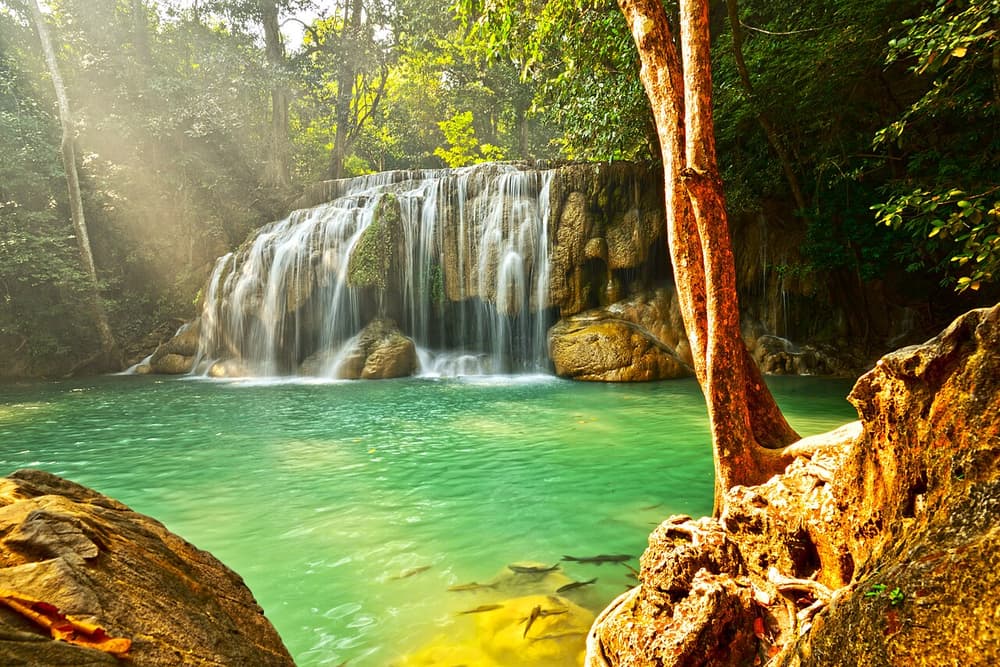Parc d’Erawan et Kanchanaburi en petit groupe depuis Bangkok